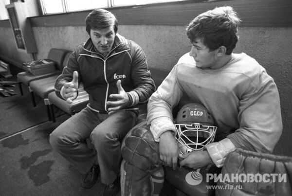 Хоккеисты В. Третьяк и С. Белошейкин