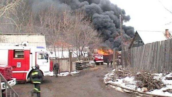 Черный дым валил от горящего склада со спецодеждой в Иркутске