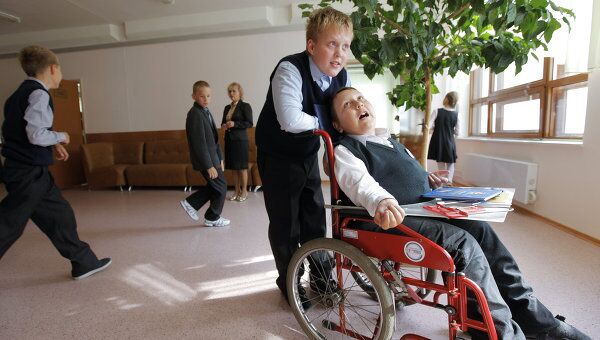 Инвалид детства Кирилл Дроздков в школе № 1161, где установлен ступенькоход для инвалидов-колясочников