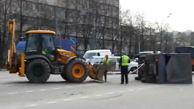 Грузовик перевернулся на Варшавке