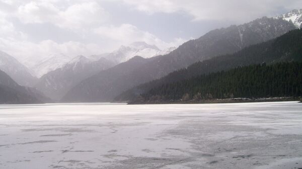 Озеро Тяньчи (Небесное озеро) в Синьцзян-Уйгурском автономном районе Китая. Архивное фото