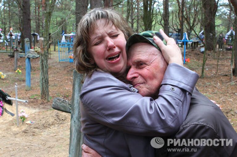 Переселенцам из деревни в зоне отчуждения Чернобыльской АЭС разрешили посетить свои дома