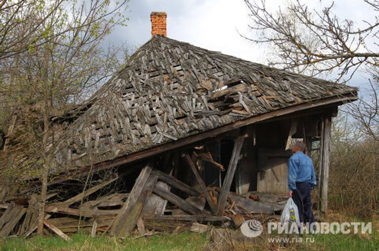 Переселенцам из деревни в зоне отчуждения Чернобыльской АЭС разрешили посетить свои дома