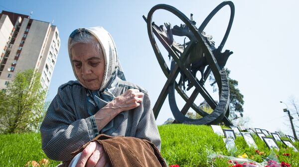 Жительница Киева на территории Мемориального комплекса Жертвам Чернобыльской катастрофы, где прошел митинг-реквием, посвященный 26-й годовщине аварии на Чернобыльской АЭС