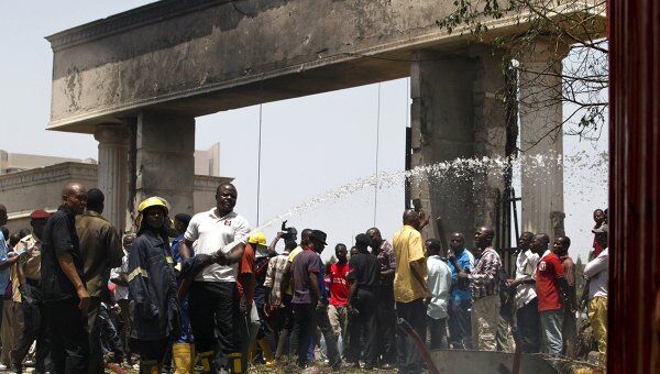 Последствия взрыва в редакции газеты This Day в столице Нигерии городе Абуджи