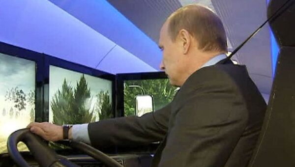 Владимир Путин сел за руль локомобиля