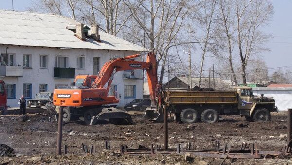Разбор завалов на месте сгоревшего жилья в Тыгде