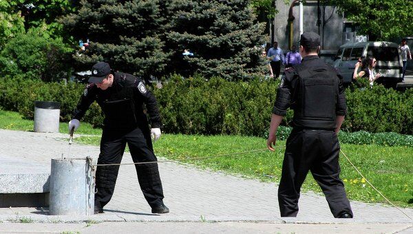 Сотрудники полиции работают на месте взрыва в Днепропетровске