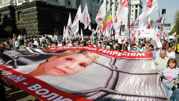 Акция сторонников Юлии Тимошенко возле здания администрации президента Украины