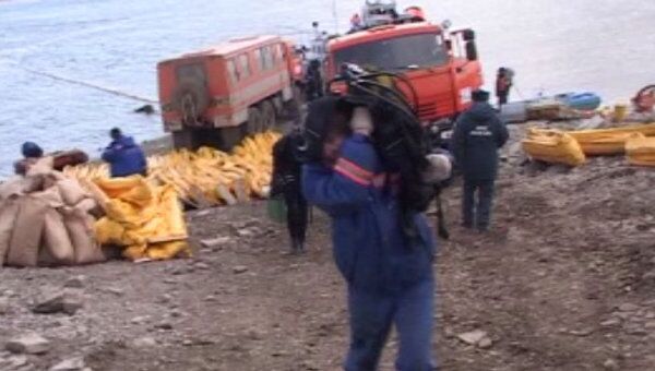 Ликвидация последствий разлива нефтепродуктов на реке Ангара в Иркутской области