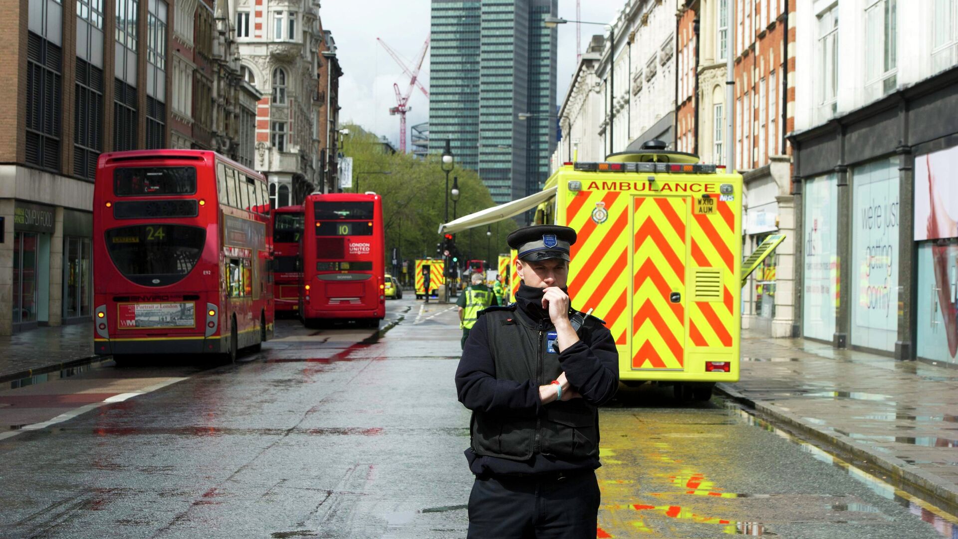 Полиция работает у офисного здания компании Advantage в центре Лондона, где неизвестный мужчина захватил заложников - РИА Новости, 1920, 03.04.2021