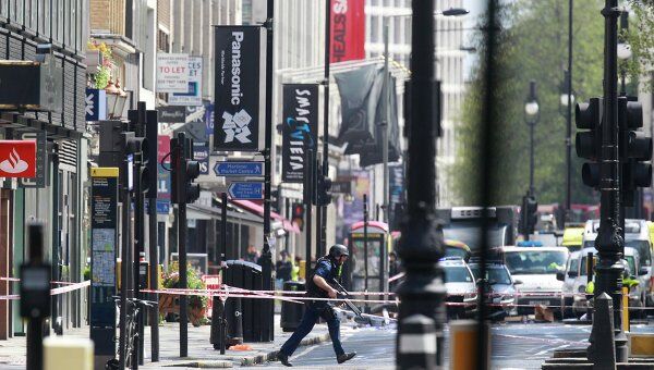 Полиция работает у офисного здания компании Advantage в центре Лондона, где неизвестный мужчина захватил заложников