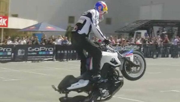 Четырехкратный чемпион Крис Пфайфер показал трюки на мотоцикле в Киеве