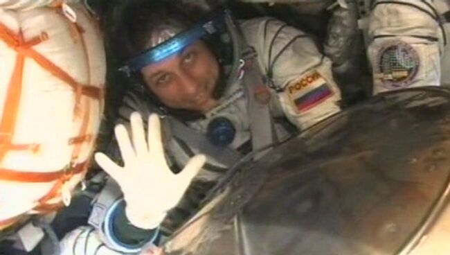 Первые минуты космонавтов корабля Союз ТМА-22 на Земле  