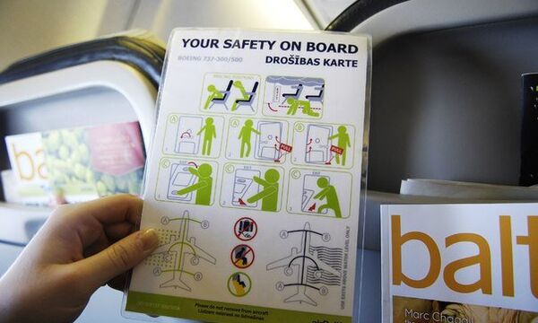 Буклет по безопасности на борту самолета AirBaltic. Архивное фото