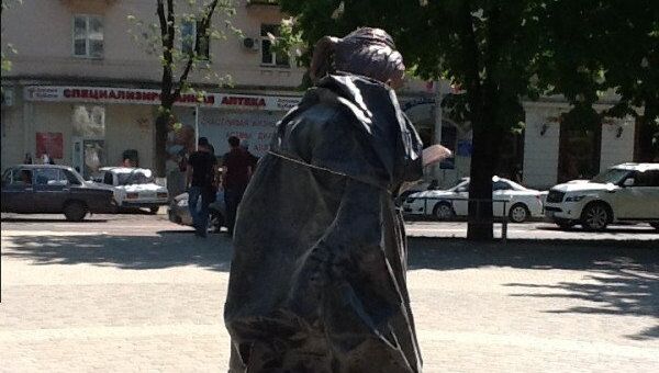Памятник Шурику и Лиде из фильма Гайдая в Краснодаре