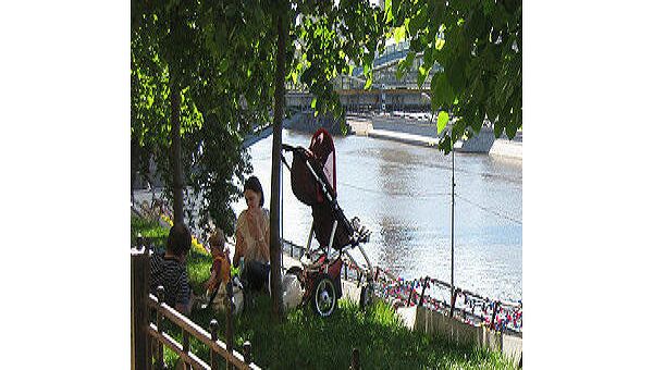 Отдыхающие на берегу Москва реки. Архив
