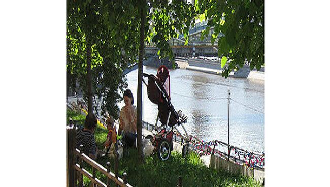 Отдыхающие на берегу Москва реки