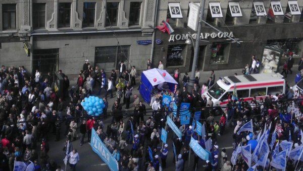 На Тверской началось шествие сторонников Единой России