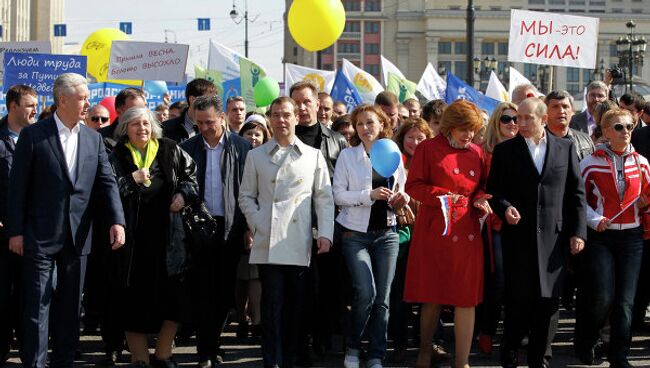 Президент РФ Д.Медведев и премьер-министр РФ В.Путин приняли участие в первомайском шествии в Москве