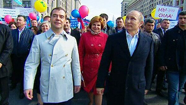 Медведев и Путин приняли участие в демонстрации профсоюзов 
