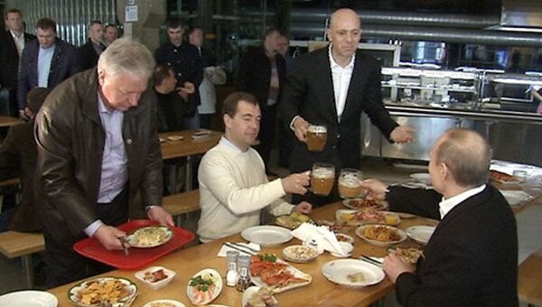 Медведев и Путин отметили Первомай, выпив пива в баре 