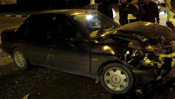 BMW столкнулся с Ford и врезался в бетонный забор на востоке Москвы