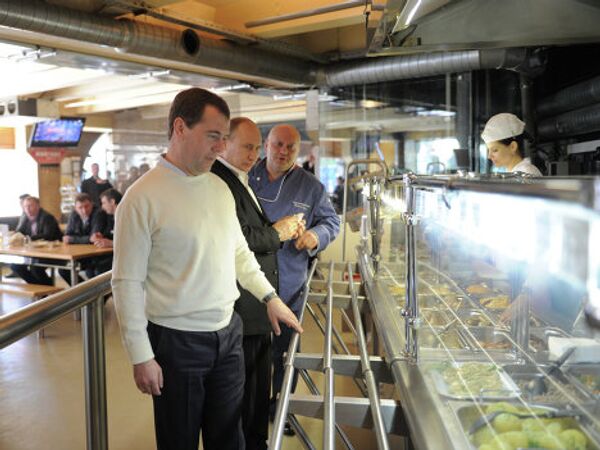Д.Медведев и В.Путин посетили пивной бар Жигули на Новом Арбате