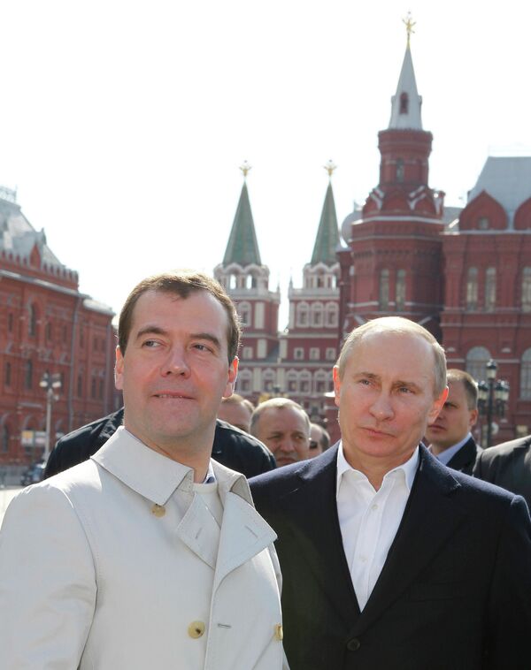 Президент РФ Д.Медведев и премьер-министр РФ В.Путин приняли участие в первомайском шествии в Москве