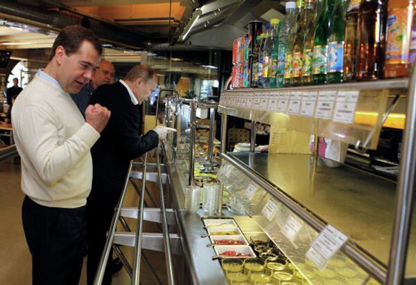 Д.Медведев и В.Путин посетили пивной бар Жигули на Новом Арбате