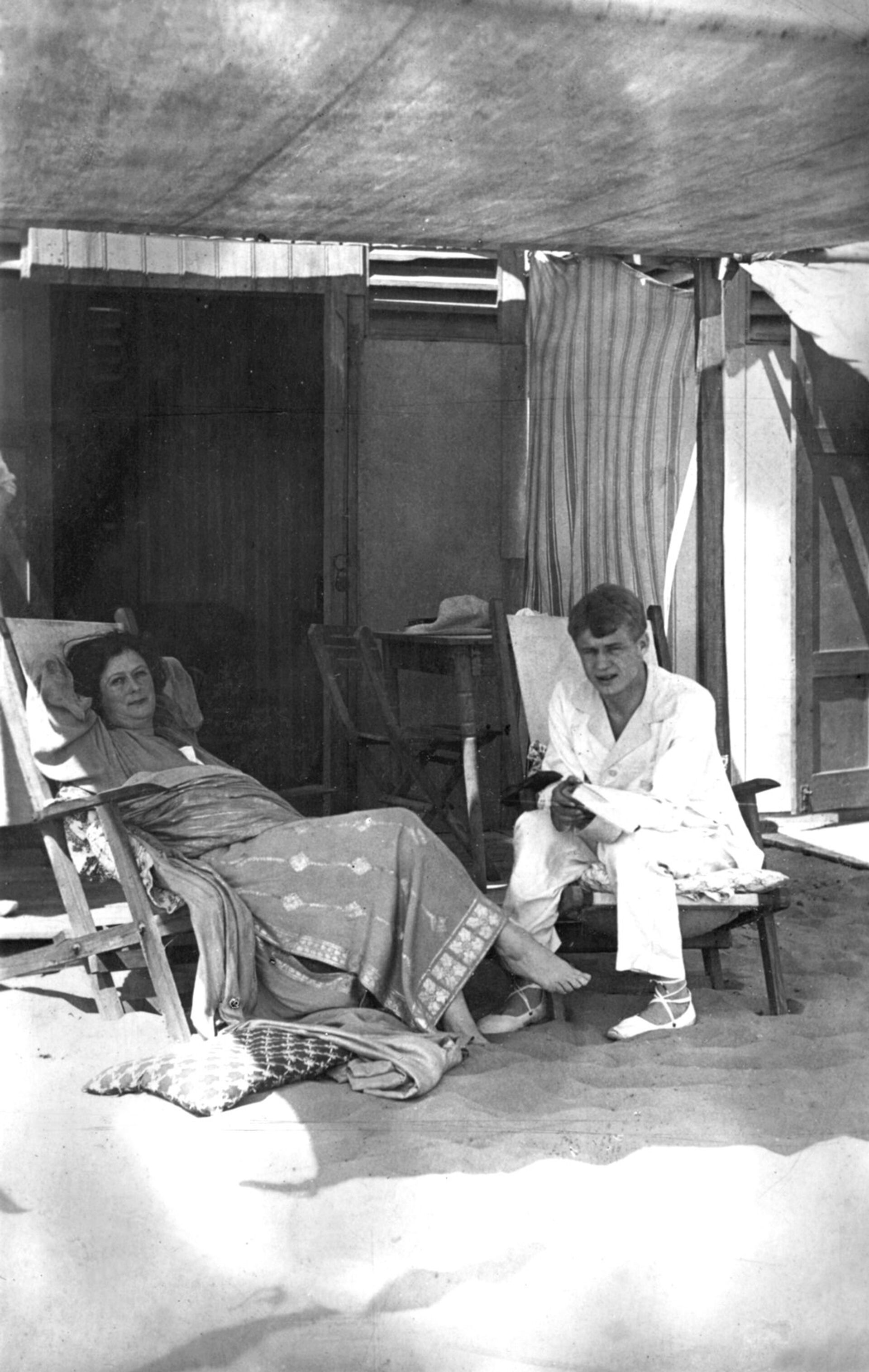 Сергей Есенин и Айседора Дункан на пляже при гостинице ExcelsiorPalaceHotel. Фото сделано 14 августа 1922 года - РИА Новости, 1920, 11.09.2020