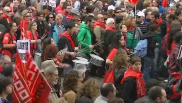 Тысячи испанцев, недовольных трудовой реформой, заполонили улицы Мадрида 