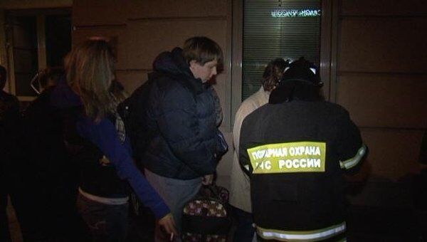 Жильцы московской семиэтажки полночи провели на улице из-за пожара