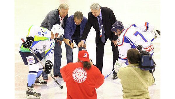 В Янтаре открыли Фестиваль любительских команд по хоккею
