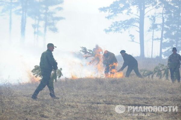Тушение лесного пожара на окраине села Смоленка под Читой, 2 мая