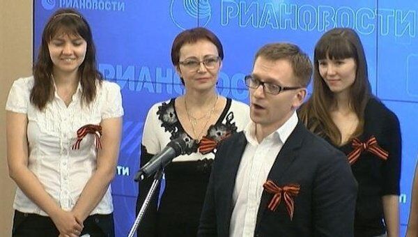 Сотрудники РИА Новости спели Катюшу для ветеранов агентства 