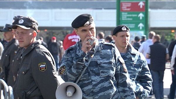 Болельщиков перед игрой Спартак - Динамо встречали кордоны полиции