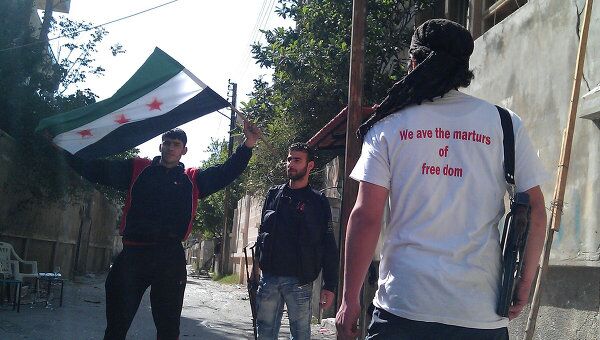 Повстанцы с сирийским флагом. Архивное фото