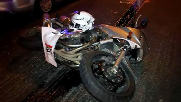 Мотоцикл врезался в Жигули и упал на трассу на юге столицы