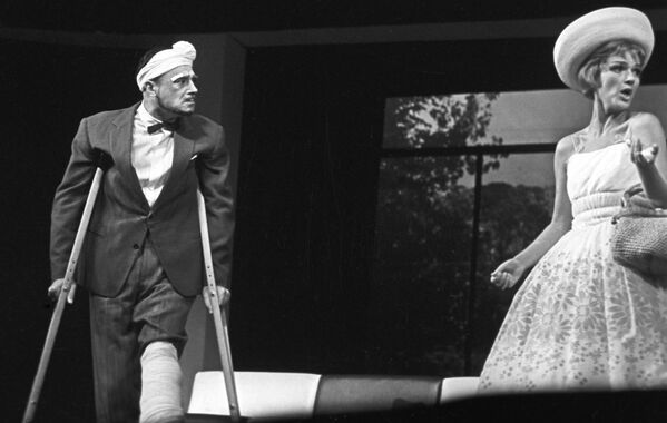 Артисты В.Этуш и Ю.Борисова в сцене из спектакля Миллионерша