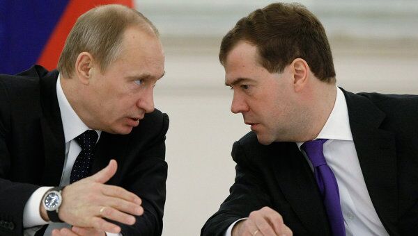 Президент РФ Дмитрий Медведев и председатель правительства РФ Владимир Путин (справа налево).
