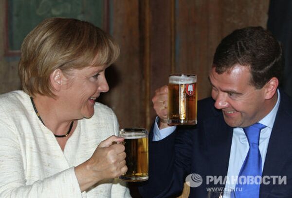 Президент РФ Д.Медведев и Федеральный канцлер Германии А.Меркель на неформальном обеде