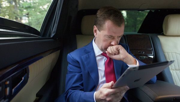 Президент РФ Дмитрий Медведев в салоне автомобиля. Архив