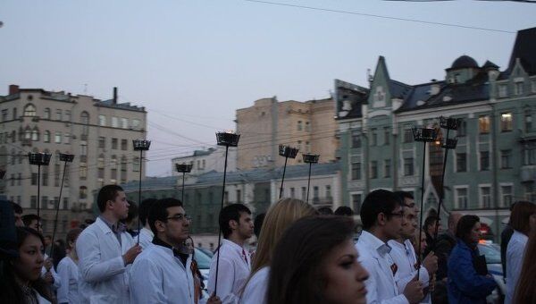  Студенты-медики провели факельное шествие в центре Москвы