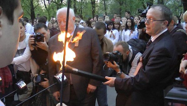 Факелы в память о ветеранах пронесли под барабанную дробь в Москве 