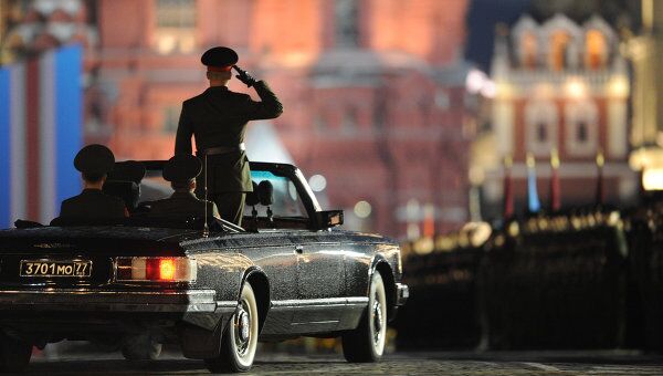 Министр обороны РФ принял последнюю ночную тренировку парада Победы