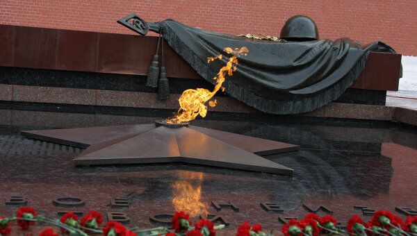 Вечный огонь у Могилы Неизвестного Солдата в Александровском саду.