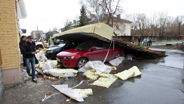 Сильный ветер повалил деревья и сорвал крыши в Томске