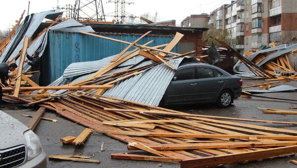 Ураган в Томске сорвал кровлю здания и обрушил ее на автомобили