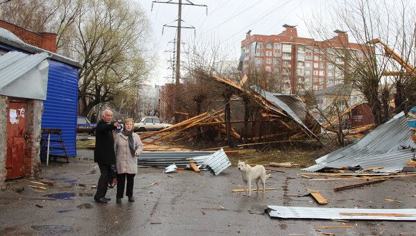 Ураган в Томске сорвал кровлю здания и обрушил ее на автомобили